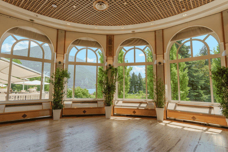 The Rotonde de l'Europe, a curved room with tall windows looking onto the lake